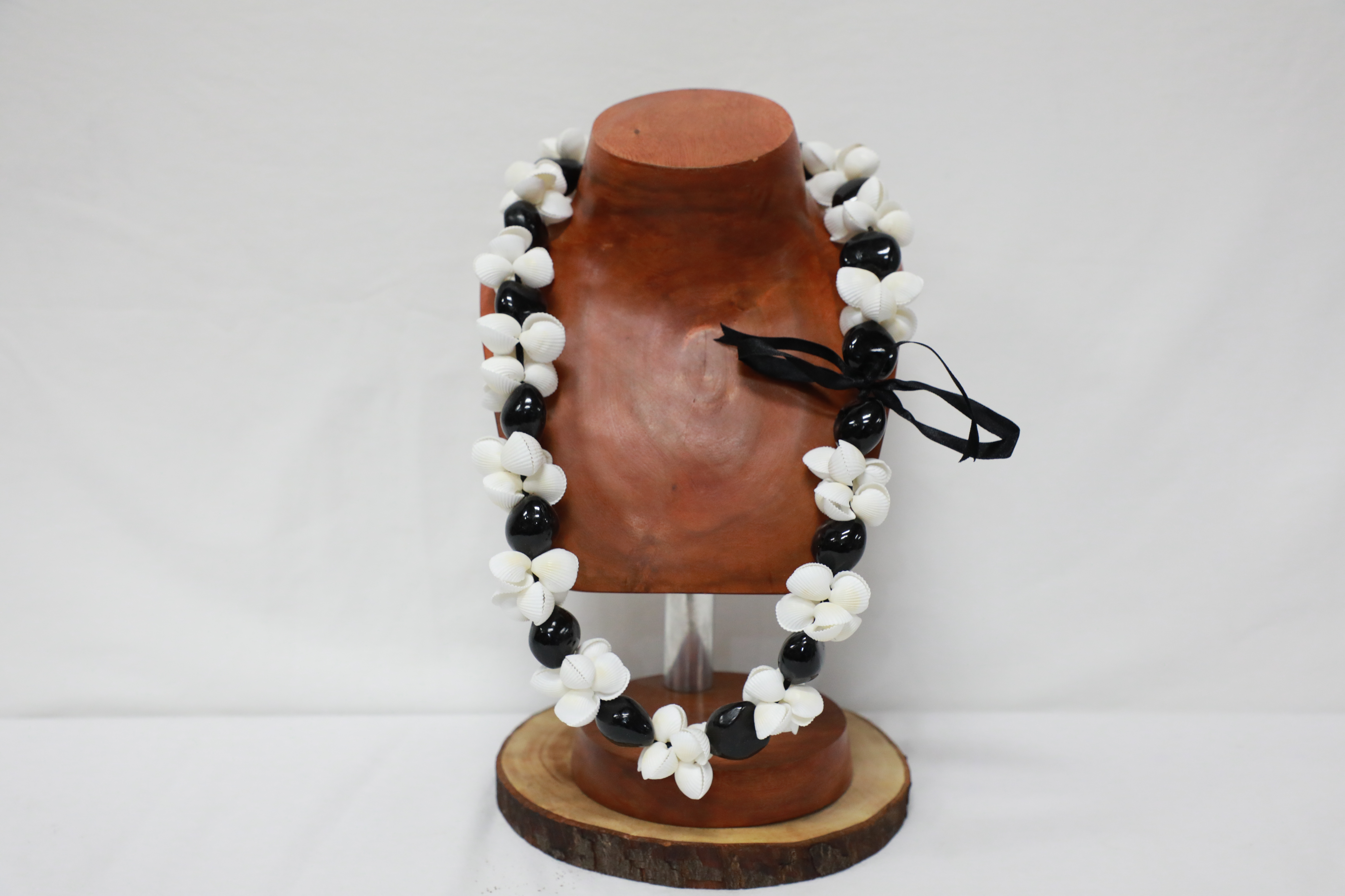 Kukui blk. w/ clam shell lei